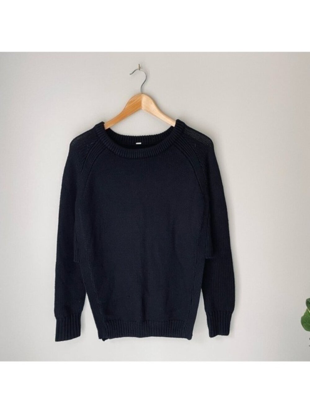 LULULEMON Women’s  Black Knit Sweater Side Vented Crewneck D10